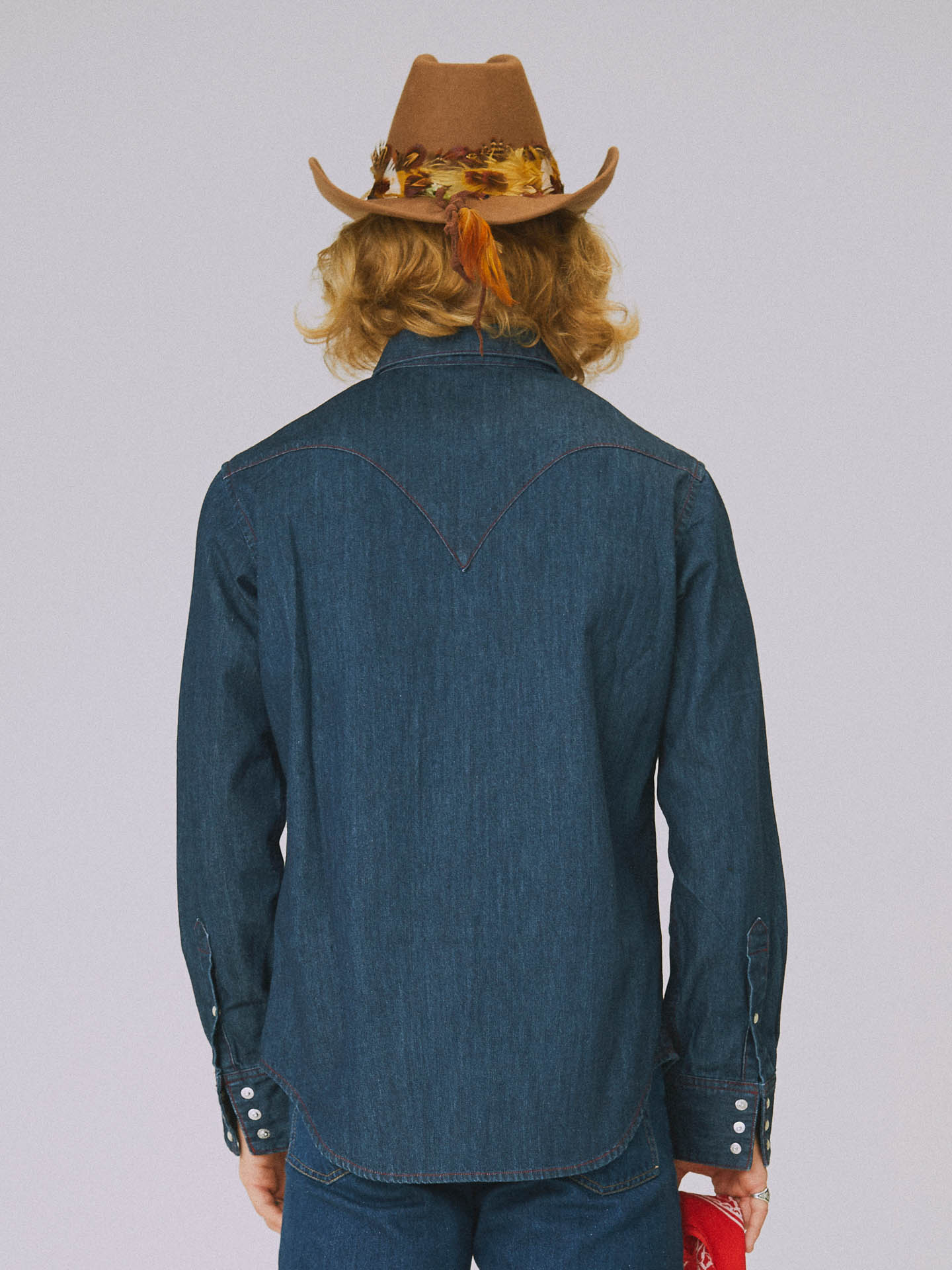 Single point western shirt in denim with red seams